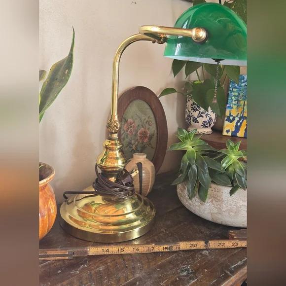 Elegant Green and Gold Banker's Lamp - Picture 9 of 12